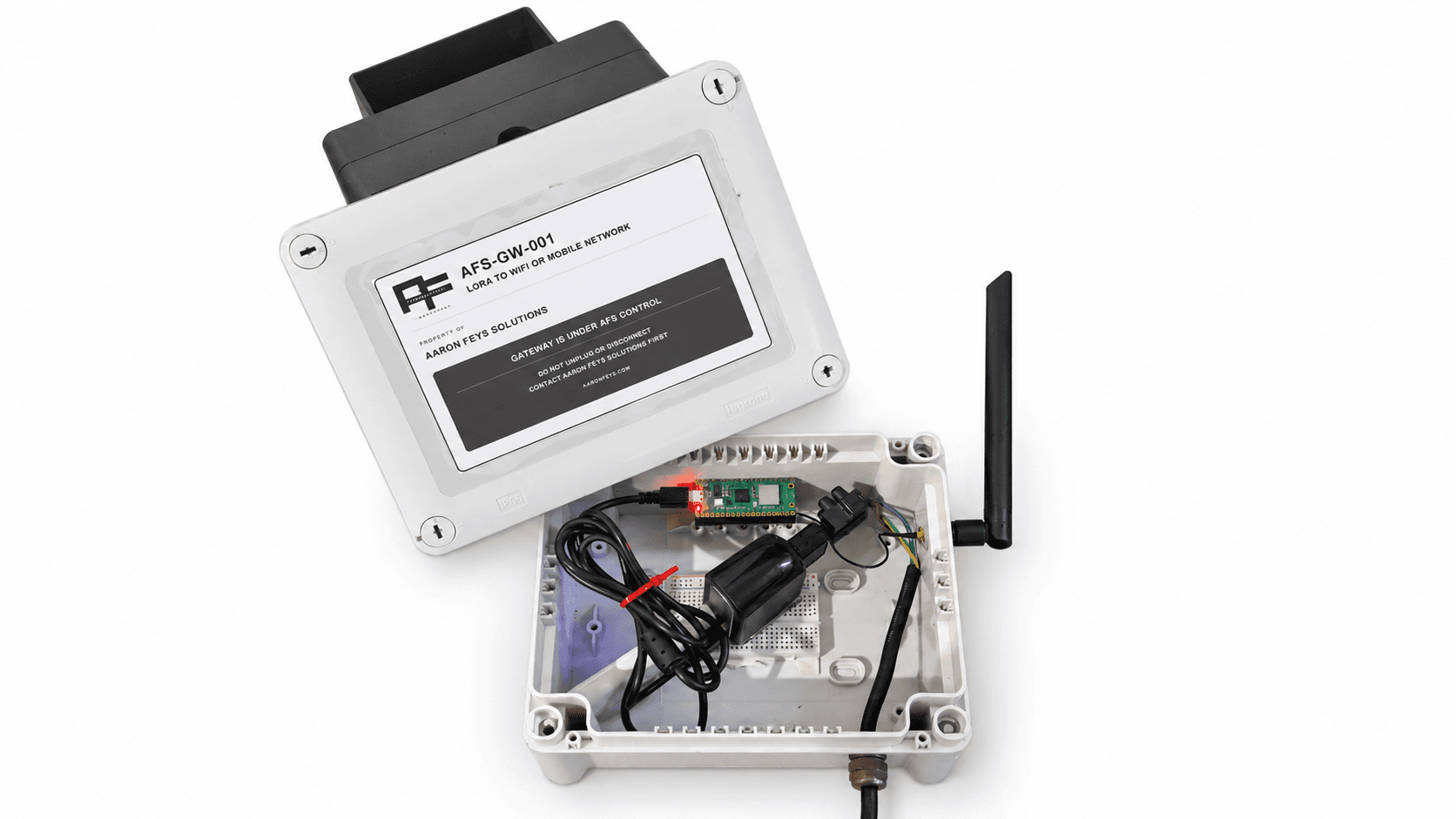 Geopende AFS-GW-001 verbindingspoort met interne elektronica